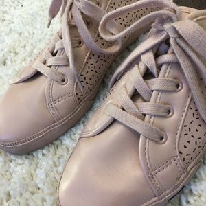 Leather tennis shoes